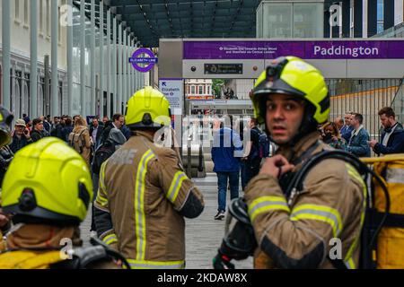 Le service entre Paddington et Tottenham court Road a été suspendu en raison d'une « alerte incendie » à peine deux heures après le lancement de la ligne Elizabeth, le 24 mai 2022. Tous les passagers à l'intérieur de la gare de Paddington ont été invités à partir et une équipe de pompiers a été appelée sur les lieux. Le service a repris normalement après 30 minutes. (Photo par Alexander Mak/NurPhoto) Banque D'Images