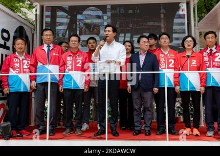 L'actuel maire de Séoul, Oh se-hoon, faisant campagne pour le maire de Séoul sur 25 mai 2022 à Yeouido, Séoul, Corée du Sud. (Photo de Chris Jung/NurPhoto) Banque D'Images