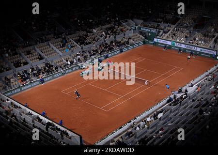 Stefanos Tsitsipas contre Lorenzo Musetti à la cour de Philipe Chartier lors de la troisième journée de l'Open de France 2022. (Photo par Ibrahim Ezzat/NurPhoto) Banque D'Images