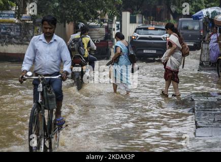Les navetteurs traversent une rue inondée après de fortes pluies, à Guwahati, Assam, Inde, le 25 mai 2022. L'engorgement est une scène courante dans la ville de Guwahati en raison d'un système de drainage médiocre. (Photo de David Talukdar/NurPhoto) Banque D'Images
