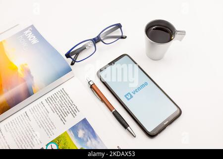 Dans cette illustration photo, un logo Venmo vu sur l'écran d'un smartphone sur un bureau à côté d'un café, d'un stylo, de lunettes et d'un magazine à Athènes, Grèce sur 25 mai 2022. (Photo d'illustration par Nikolas Kokovlis/NurPhoto) Banque D'Images