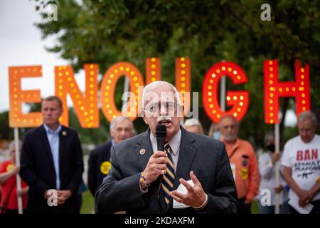 Le congressiste Gerry Connelly (D-va) prend la parole lors d'une veillée aux chandelles à Fairfax, va, pour les victimes des massacres d'Uvalde et de Buffalo, à 25 mai 2022. Sur 24 mai, un tireur est entré à l'école élémentaire Robb et a tué 19 élèves et 2 enseignants dans la pire fusillade depuis Sandy Hook en 2012. Malgré des centaines de fusillades de masse et des milliers de morts liées aux armes à feu chaque année, le Congrès et les tribunaux refusent de prendre des mesures pour enrayer la violence. (Photo d'Allison Bailey/NurPhoto) Banque D'Images