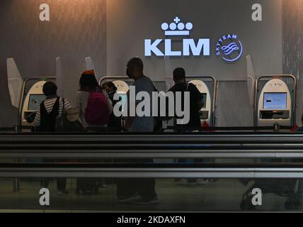 Les personnes utilisant des machines à auto-vérification à l'aéroport d'Amsterdam Schiphol. Pendant une autre semaine de suite, les passagers de l'aéroport d'Amsterdam Schiphol sont aux prises avec le chaos provoqué par les longues lignes de sécurité, les retards et les perturbations de vol causés par l'afflux de voyageurs et une grave pénurie de personnel. Le dimanche, 22 mai 2022, à l'aéroport d'Amsterdam-Schiphol, Schiphol, Pays-Bas. (Photo par Artur Widak/NurPhoto) Banque D'Images