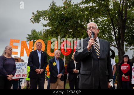 Le congressiste Gerry Connolly (D-va) prend la parole lors d'une veillée aux chandelles à Fairfax, va, pour les victimes des massacres d'Uvalde et de Buffalo, à 25 mai 2022. Sur 24 mai, un tireur est entré à l'école élémentaire Robb et a tué 19 élèves et 2 enseignants dans la pire fusillade depuis Sandy Hook en 2012. Malgré des centaines de fusillades de masse et des milliers de morts liées aux armes à feu chaque année, le Congrès et les tribunaux refusent de prendre des mesures pour enrayer la violence. (Photo d'Allison Bailey/NurPhoto) Banque D'Images