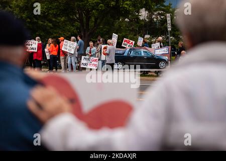 Des manifestants assistent à une veillée aux chandelles à Fairfax, en Virginie, pour les victimes des massacres d'Uvalde et de Buffalo, à 25 mai 2022. Sur 24 mai, un tireur est entré à l'école élémentaire Robb et a tué 19 élèves et 2 enseignants dans la pire fusillade depuis Sandy Hook en 2012. Malgré des centaines de fusillades de masse et des milliers de morts liées aux armes à feu chaque année, le Congrès et les tribunaux refusent de prendre des mesures pour enrayer la violence. (Photo d'Allison Bailey/NurPhoto) Banque D'Images