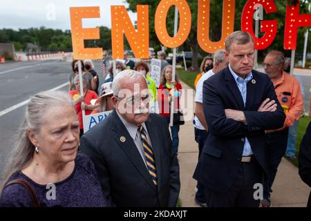 Le congressiste Gerry Connolly (D-va) (au centre) assiste à une veillée aux chandelles à Fairfax, va, pour les victimes des massacres d'Uvalde et de Buffalo, à 25 mai 2022. Sur 24 mai, un tireur est entré à l'école élémentaire Robb et a tué 19 élèves et 2 enseignants dans la pire fusillade depuis Sandy Hook en 2012. Malgré des centaines de fusillades de masse et des milliers de morts liées aux armes à feu chaque année, le Congrès et les tribunaux refusent de prendre des mesures pour enrayer la violence. (Photo d'Allison Bailey/NurPhoto) Banque D'Images