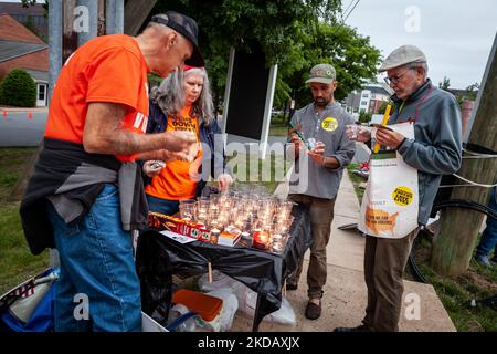 Des volontaires éclairent des bougies pour les distribuer à une veillée aux chandelles à Fairfax, va, pour les victimes des massacres d'Uvalde et de Buffalo, 25 mai 2022. Sur 24 mai, un tireur est entré à l'école élémentaire Robb et a tué 19 élèves et 2 enseignants dans la pire fusillade depuis Sandy Hook en 2012. Malgré des centaines de fusillades de masse et des milliers de morts liées aux armes à feu chaque année, le Congrès et les tribunaux refusent de prendre des mesures pour enrayer la violence. (Photo d'Allison Bailey/NurPhoto) Banque D'Images