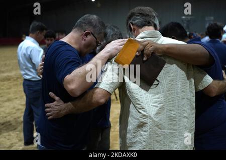 Les amateurs de deuil se réunissent pour la prière à une vigile pour les 21 tués à l'école d'Elemntary Robb, sur 25 mai 2022 à Uvalde, Texas, Etats-Unis. Mardi, Salvador Ramos aurait tué 19 étudiants et 2 enseignants lors d'une fusillade de masse avant d'être tué par des policiers de l'école élémentaire Robb. La fusillade à l'école est l'une des plus meurtrières de l'histoire américaine depuis le massacre de Columbine en 1999 dans le Colorado et selon des sources « la fusillade de de masse de 27th cette année ». (Photo de John Lamparski/NurPhoto) Banque D'Images