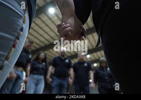 Les amateurs de deuil se réunissent pour la prière à une vigile pour les 21 tués à l'école d'Elemntary Robb, sur 25 mai 2022 à Uvalde, Texas, Etats-Unis. Mardi, Salvador Ramos aurait tué 19 étudiants et 2 enseignants lors d'une fusillade de masse avant d'être tué par des policiers de l'école élémentaire Robb. La fusillade à l'école est l'une des plus meurtrières de l'histoire américaine depuis le massacre de Columbine en 1999 dans le Colorado et selon des sources « la fusillade de de masse de 27th cette année ». (Photo de John Lamparski/NurPhoto) Banque D'Images