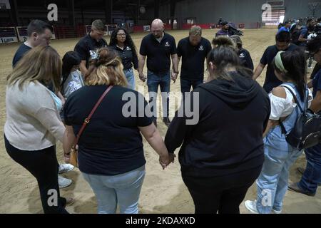 Les amateurs de deuil se réunissent pour la prière à une vigile pour les 21 tués à l'école d'Elemntary Robb, sur 25 mai 2022 à Uvalde, Texas, Etats-Unis. Mardi, Salvador Ramos aurait tué 19 étudiants et 2 enseignants lors d'une fusillade de masse avant d'être tué par des policiers de l'école élémentaire Robb. La fusillade à l'école est l'une des plus meurtrières de l'histoire américaine depuis le massacre de Columbine en 1999 dans le Colorado et selon des sources « la fusillade de de masse de 27th cette année ». (Photo de John Lamparski/NurPhoto) Banque D'Images