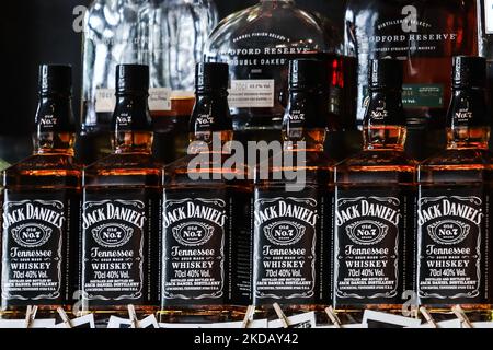 Les flacons de whisky Jack Daniels sont vus dans un bar à Cracovie, en Pologne, sur 25 mai 2022. (Photo de Jakub Porzycki/NurPhoto) Banque D'Images