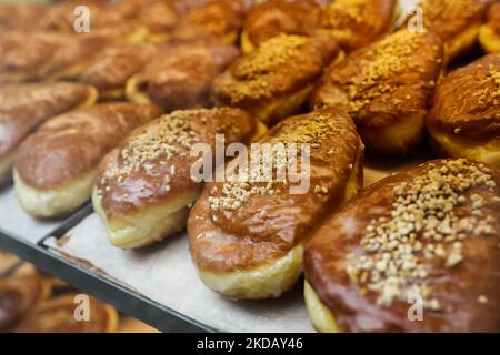 Des beignets remplis appelés Paczki sont vus dans une vitrine à Cracovie, en Pologne, sur 25 mai 2022. (Photo de Jakub Porzycki/NurPhoto) Banque D'Images