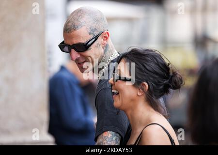 Kourtney Kardashian et barker Travis sont vus à la Piazza Duomo sur 26 mai 2022 à Milan, Italie (photo par Alessandro Bremec/NurPhoto) Banque D'Images