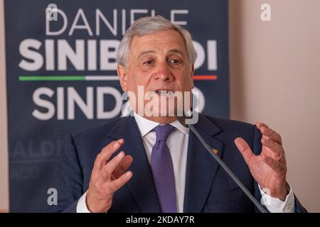 Le vice-président et coordonnateur national unique de Forza Italia, Antonio Tajani, à Rieti, pour soutenir la candidate à la mairie Daniele Sinibaldi aux élections administratives du 12 juin 2022. À Rieti, Italie, 25 mai 2022. (Photo de Riccardo Fabi/NurPhoto) Banque D'Images