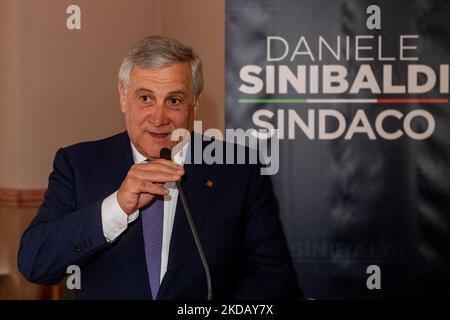 Le vice-président et coordonnateur national unique de Forza Italia, Antonio Tajani, à Rieti, pour soutenir la candidate à la mairie Daniele Sinibaldi aux élections administratives du 12 juin 2022. À Rieti, Italie, 25 mai 2022. (Photo de Riccardo Fabi/NurPhoto) Banque D'Images