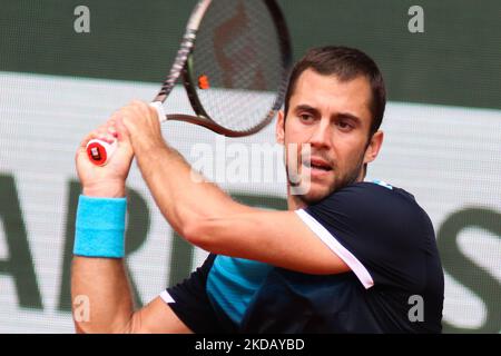 Laslo Djere lors de son match contre Daniil Medvedev sur la cour de Philipe Chatrier lors de la cinquième journée de finale de l'Open de France 2022. (Photo par Ibrahim Ezzat/NurPhoto) Banque D'Images