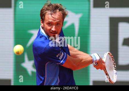 Daniil Medvedev lors de son match contre Laslo Djere sur la cour de Philipe Chatrier lors de la cinquième journée de finale de l'Open de France 2022. (Photo par Ibrahim Ezzat/NurPhoto) Banque D'Images