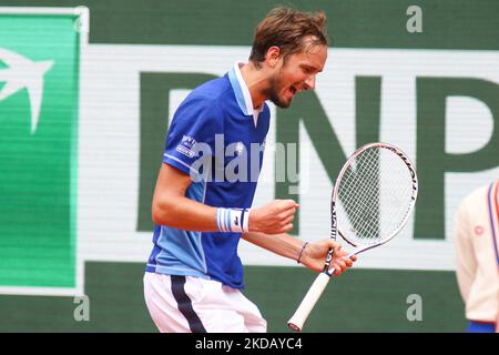 Daniil Medvedev lors de son match contre Laslo Djere sur la cour de Philipe Chatrier lors de la cinquième journée de finale de l'Open de France 2022. (Photo par Ibrahim Ezzat/NurPhoto) Banque D'Images
