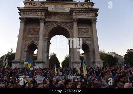 Milan, Italie. 5th novembre 2022. Rassemblement en faveur du peuple ukrainien et de la résistance de Kiev qui s'est tenu cet après-midi à Milan, en Italie. De nombreuses bannières contre Poutine et l'invasion russe. Environ deux mille personnes ont assisté à l'événement cet après-midi, mais aussi à Rome, une manifestation a été organisée en faveur de l'Ukraine. (Image de crédit : © Ervin Shulku/ZUMA Press Wire) Banque D'Images