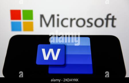 Le logo Microsoft Word affiché sur l'écran d'un téléphone et le logo Microsoft affiché sur un écran en arrière-plan sont visibles dans cette illustration prise à Cracovie, en Pologne, sur 26 mai 2022. (Photo Illustration par Jakub Porzycki/NurPhoto) Banque D'Images