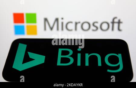 Le logo Bing affiché sur l'écran d'un téléphone et le logo Microsoft affiché sur l'écran en arrière-plan sont visibles sur cette photo prise à Cracovie, en Pologne, sur 26 mai 2022. (Photo Illustration par Jakub Porzycki/NurPhoto) Banque D'Images