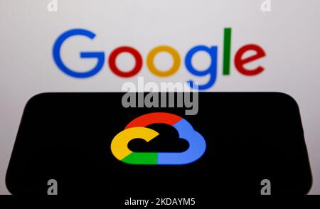 Le logo Google Cloud affiché sur l'écran d'un téléphone et le logo Google affiché sur un écran en arrière-plan sont visibles dans cette illustration prise à Cracovie, en Pologne, sur 26 mai 2022. (Photo Illustration par Jakub Porzycki/NurPhoto) Banque D'Images