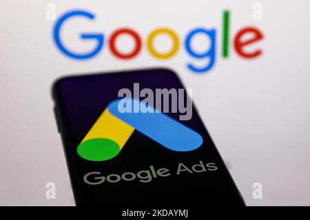 Le logo Google Ads affiché sur un écran de téléphone et le logo Google affiché sur un écran en arrière-plan sont visibles dans cette illustration prise à Cracovie, Pologne sur 26 mai 2022. (Photo Illustration par Jakub Porzycki/NurPhoto) Banque D'Images