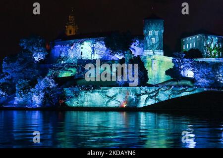 Le célèbre château de Wawel s'est illuminé pendant le spectacle de lumière de Stranger Things 4. Aujourd'hui, à la veille de la sortie de la quatrième saison de la série américaine d'horreur de science-fiction intitulée Stranger Things 4, Netflix a organisé des spectacles de lumière dans plusieurs villes du monde, y compris à New York, Milan, Australie, Cracovie, Tokyo, Bombay, Cologne, Kuala Lumpur, Al-Ula, Londres, Barcelone, Madrid, Stockholm et Utrecht. Jeudi, 26 mai 2022, à Cracovie, petite Pologne Voivodeship, Pologne. (Photo par Artur Widak/NurPhoto) Banque D'Images