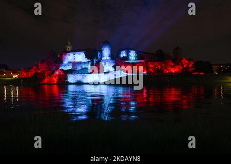 Le célèbre château de Wawel s'est illuminé pendant le spectacle de lumière de Stranger Things 4. Aujourd'hui, à la veille de la sortie de la quatrième saison de la série américaine d'horreur de science-fiction intitulée Stranger Things 4, Netflix a organisé des spectacles de lumière dans plusieurs villes du monde, y compris à New York, Milan, Australie, Cracovie, Tokyo, Bombay, Cologne, Kuala Lumpur, Al-Ula, Londres, Barcelone, Madrid, Stockholm et Utrecht. Jeudi, 26 mai 2022, à Cracovie, petite Pologne Voivodeship, Pologne. (Photo par Artur Widak/NurPhoto) Banque D'Images