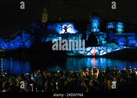 Les gens qui regardent le célèbre château de Wawel illuminé pendant le spectacle de lumière de Stranger Things 4. Aujourd'hui, à la veille de la sortie de la quatrième saison de la série américaine d'horreur de science-fiction intitulée Stranger Things 4, Netflix a organisé des spectacles de lumière dans plusieurs villes du monde, y compris à New York, Milan, Australie, Cracovie, Tokyo, Bombay, Cologne, Kuala Lumpur, Al-Ula, Londres, Barcelone, Madrid, Stockholm et Utrecht. Jeudi, 26 mai 2022, à Cracovie, petite Pologne Voivodeship, Pologne. (Photo par Artur Widak/NurPhoto) Banque D'Images