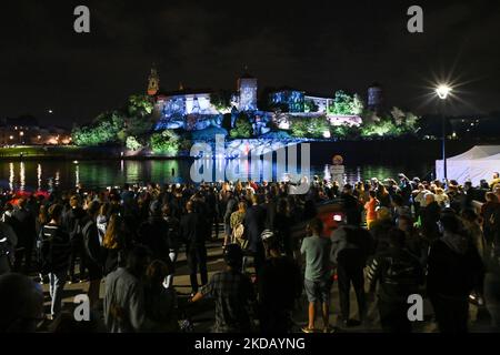 Les gens qui regardent le célèbre château de Wawel illuminé pendant le spectacle de lumière de Stranger Things 4. Aujourd'hui, à la veille de la sortie de la quatrième saison de la série américaine d'horreur de science-fiction intitulée Stranger Things 4, Netflix a organisé des spectacles de lumière dans plusieurs villes du monde, y compris à New York, Milan, Australie, Cracovie, Tokyo, Bombay, Cologne, Kuala Lumpur, Al-Ula, Londres, Barcelone, Madrid, Stockholm et Utrecht. Jeudi, 26 mai 2022, à Cracovie, petite Pologne Voivodeship, Pologne. (Photo par Artur Widak/NurPhoto) Banque D'Images