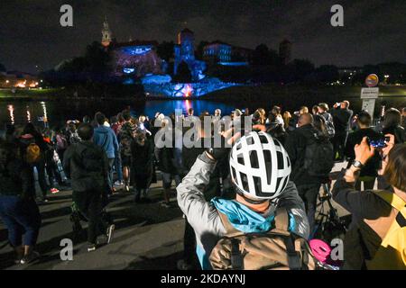 Les gens qui regardent le célèbre château de Wawel illuminé pendant le spectacle de lumière de Stranger Things 4. Aujourd'hui, à la veille de la sortie de la quatrième saison de la série américaine d'horreur de science-fiction intitulée Stranger Things 4, Netflix a organisé des spectacles de lumière dans plusieurs villes du monde, y compris à New York, Milan, Australie, Cracovie, Tokyo, Bombay, Cologne, Kuala Lumpur, Al-Ula, Londres, Barcelone, Madrid, Stockholm et Utrecht. Jeudi, 26 mai 2022, à Cracovie, petite Pologne Voivodeship, Pologne. (Photo par Artur Widak/NurPhoto) Banque D'Images