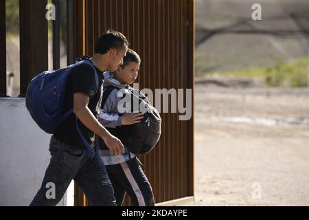 Les migrants marchent après le traitement de la patrouille frontalière sur 26 mai 2022 à Eagle Pass, Texas, États-Unis. Titre 42, le mandat de l'ère Trump qui a été fixé pour empêcher les migrants d'entrer aux États-Unis, Devait expirer sur 23 mai mais a été bloqué par une poursuite déposée par plusieurs États citant que la décision d'attaquer la loi "n'a pas satisfait aux normes fixées par la Loi sur la procédure administrative" et qu'il n'y a pas de solution permanente pour gérer l'inévitable augmentation de l'immigration. Les opposants à la défense de la loi ont exprimé leurs revendications en affirmant que le titre 42 est illégal en ce qu'il viole les lois d'immigration qui empêchent les immigrants Banque D'Images