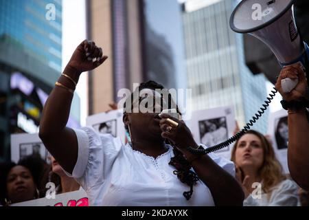 Les gays contre les armes à feu défilent jusqu'à Times Square à New York, sur 26 mai 2022, appelant les élus à s'attaquer à la crise de la violence par les armes à feu aux États-Unis. (Photo de Karla Ann Cote/NurPhoto) Banque D'Images