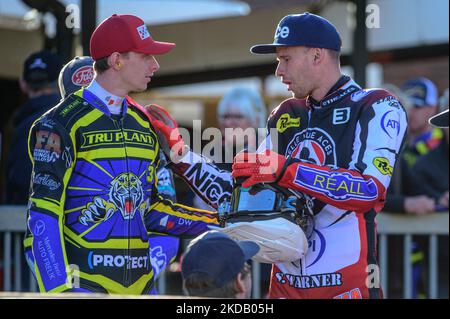 Tobiasz Musielak (à gauche) avec Matej Žagar lors du match SGB Premiership entre Sheffield Tigers et Belle vue Aces au stade Owlerton, Sheffield, le jeudi 26th mai 2022. (Photo de Ian Charles/MI News/NurPhoto) Banque D'Images