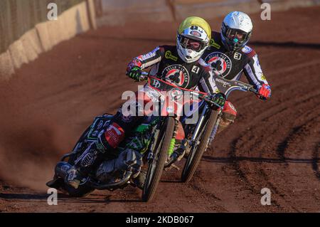 Charles Wright (jaune) dirige Matej Žagar (blanc) lors du match de la première division du SGB entre Sheffield Tigers et Belle vue Aces au stade Owlerton, Sheffield, le jeudi 26th mai 2022. (Photo de Ian Charles/MI News/NurPhoto) Banque D'Images