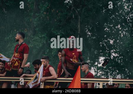 Tammy Abraham d'AS Roma lors de la parade pour célébrer la Conférence coupe de Ligue sur 26 mai 2022 à Rome, Italie (photo par Luca Carlino/NurulPhoto) Banque D'Images