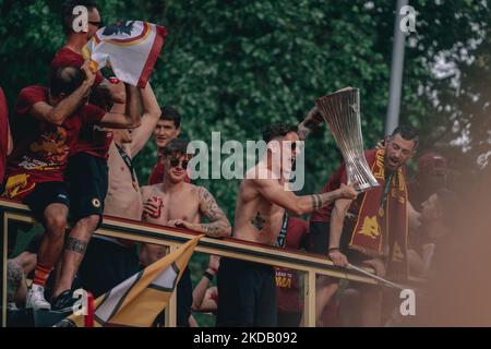 Nicolò Zaniolo de AS Roma lors du défilé pour célébrer la coupe de la Ligue de Conférence sur 26 mai 2022 à Rome, Italie. (Photo par Luca Carlino/NurPhoto) Banque D'Images