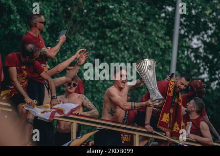 Nicolò Zaniolo de AS Roma lors du défilé pour célébrer la coupe de la Ligue de Conférence sur 26 mai 2022 à Rome, Italie. (Photo par Luca Carlino/NurPhoto) Banque D'Images