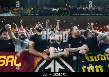 Supporters de AS Roma lors du match final de la Ligue des conférences de l'UEFA entre AS Roma et Feyenoord à l'Arena Kombetare, Tirana, Albanie, le 25 mai 2022. (Photo de Giuseppe Maffia/NurPhoto) Banque D'Images