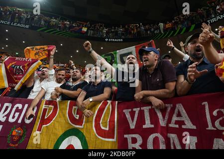 Supporters de AS Roma lors du match final de la Ligue des conférences de l'UEFA entre AS Roma et Feyenoord à l'Arena Kombetare, Tirana, Albanie, le 25 mai 2022. (Photo de Giuseppe Maffia/NurPhoto) Banque D'Images