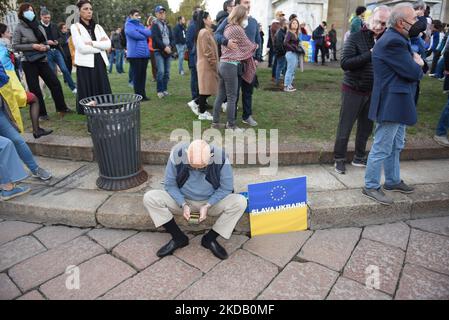 Milan, Italie. 5th novembre 2022. Rassemblement en faveur du peuple ukrainien et de la résistance de Kiev qui s'est tenu cet après-midi à Milan, en Italie. De nombreuses bannières contre Poutine et l'invasion russe. Environ deux mille personnes ont assisté à l'événement cet après-midi, mais aussi à Rome, une manifestation a été organisée en faveur de l'Ukraine. En photo, le participant au rassemblement avec un signe qui lit Slava Ukraini qui signifie gloire à l'Ukraine (Credit image: © Ervin Shulku/ZUMA Press Wire) Banque D'Images