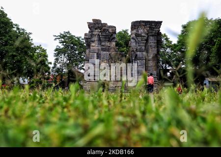 Les gens s'assoient dans le parc pandaw lors d'une chaude journée d'été à Pattan Baramulla Jammu-et-Cachemire Inde le 27 mai 2022. Le temple de Shankaragurishvara en rotin est un exemple exemplaire de l'architecture de style temple de Kashmiri qui prévaut au siècle 9th. Le rotin moderne est en fait Shankarapattana, la capitale fondée par Shankaravarman de la dynastie Utpala. Shankaravarman et son père Avantivarman étaient tous deux des patrons de l'art, de l'architecture et de la littérature sanskrit. (Photo de Nasir Kachroo/NurPhoto) Banque D'Images