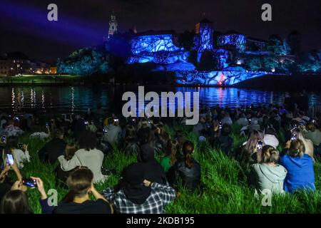 Les gens regardent des cartes avec de la musique tout en étant projeté sur le château de Wawel pour célébrer la première de la quatrième saison de la série 'Transger Things' sur Netflix. Cracovie, Pologne, sur 26 mai 2022. Divisé en deux volumes, le volume un des choses de l'étranger saison 4 le volume un sera en première sur 27 mai 2022, avec les épisodes 1 à 7, et le volume deux sera en première sur 1 juillet 2022, avec les épisodes 8 et 9. (Photo de Beata Zawrzel/NurPhoto) Banque D'Images