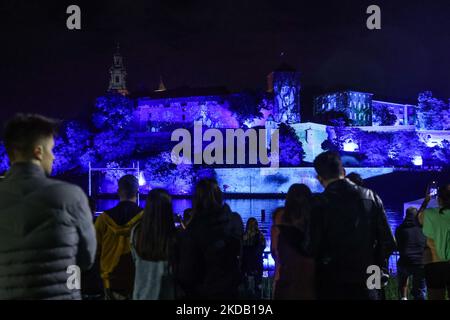 Les gens regardent des cartes avec de la musique tout en étant projeté sur le château de Wawel pour célébrer la première de la quatrième saison de la série 'Transger Things' sur Netflix. Cracovie, Pologne, sur 26 mai 2022. Divisé en deux volumes, le volume un des choses de l'étranger saison 4 le volume un sera en première sur 27 mai 2022, avec les épisodes 1 à 7, et le volume deux sera en première sur 1 juillet 2022, avec les épisodes 8 et 9. (Photo de Beata Zawrzel/NurPhoto) Banque D'Images