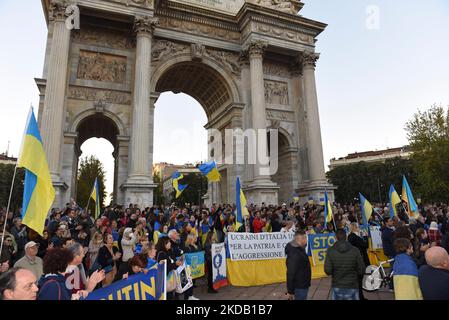 Milan, Italie. 5th novembre 2022. Rassemblement en faveur du peuple ukrainien et de la résistance de Kiev qui s'est tenu cet après-midi à Milan, en Italie. De nombreuses bannières contre Poutine et l'invasion russe. Environ deux mille personnes ont assisté à l'événement cet après-midi, mais aussi à Rome, une manifestation a été organisée en faveur de l'Ukraine. (Image de crédit : © Ervin Shulku/ZUMA Press Wire) Banque D'Images