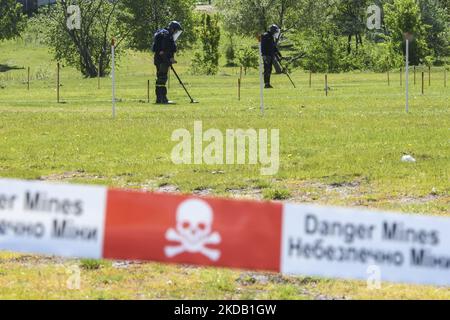 Membres d'une unité spéciale de déminage du Service d'urgence de l'Ukraine à la recherche de mines terrestres à Horenka, dans la région de Kiev, alors que l'invasion russe de l'Ukraine se poursuit, Ukraine 27 mai 2022 (photo de Maxym Marusenko/NurPhoto) Banque D'Images