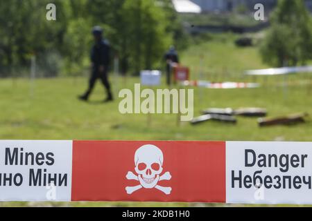 Membres d'une unité spéciale de déminage du Service d'urgence de l'Ukraine à la recherche de mines terrestres à Horenka, dans la région de Kiev, alors que l'invasion russe de l'Ukraine se poursuit, Ukraine 27 mai 2022 (photo de Maxym Marusenko/NurPhoto) Banque D'Images