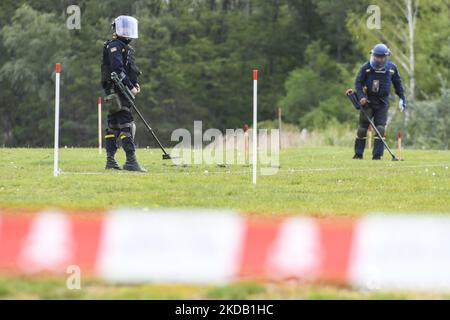 Membres d'une unité spéciale de déminage du Service d'urgence de l'Ukraine à la recherche de mines terrestres à Horenka, dans la région de Kiev, alors que l'invasion russe de l'Ukraine se poursuit, Ukraine 27 mai 2022 (photo de Maxym Marusenko/NurPhoto) Banque D'Images