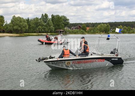 Membres de l'unité spéciale de déminage du Service d'urgence de l'Ukraine qui effectue le déminage au lac Blakytne à Horenka, dans la région de Kiev, alors que l'invasion russe de l'Ukraine se poursuit, Ukraine 27 mai 2022 (photo de Maxym Marusenko/NurPhoto) Banque D'Images